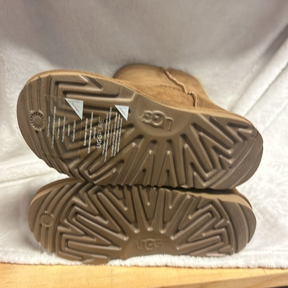 FEW LEFT! Kids Ugg Bailey Button Triplett Winter Boots - Picture 7 of 9